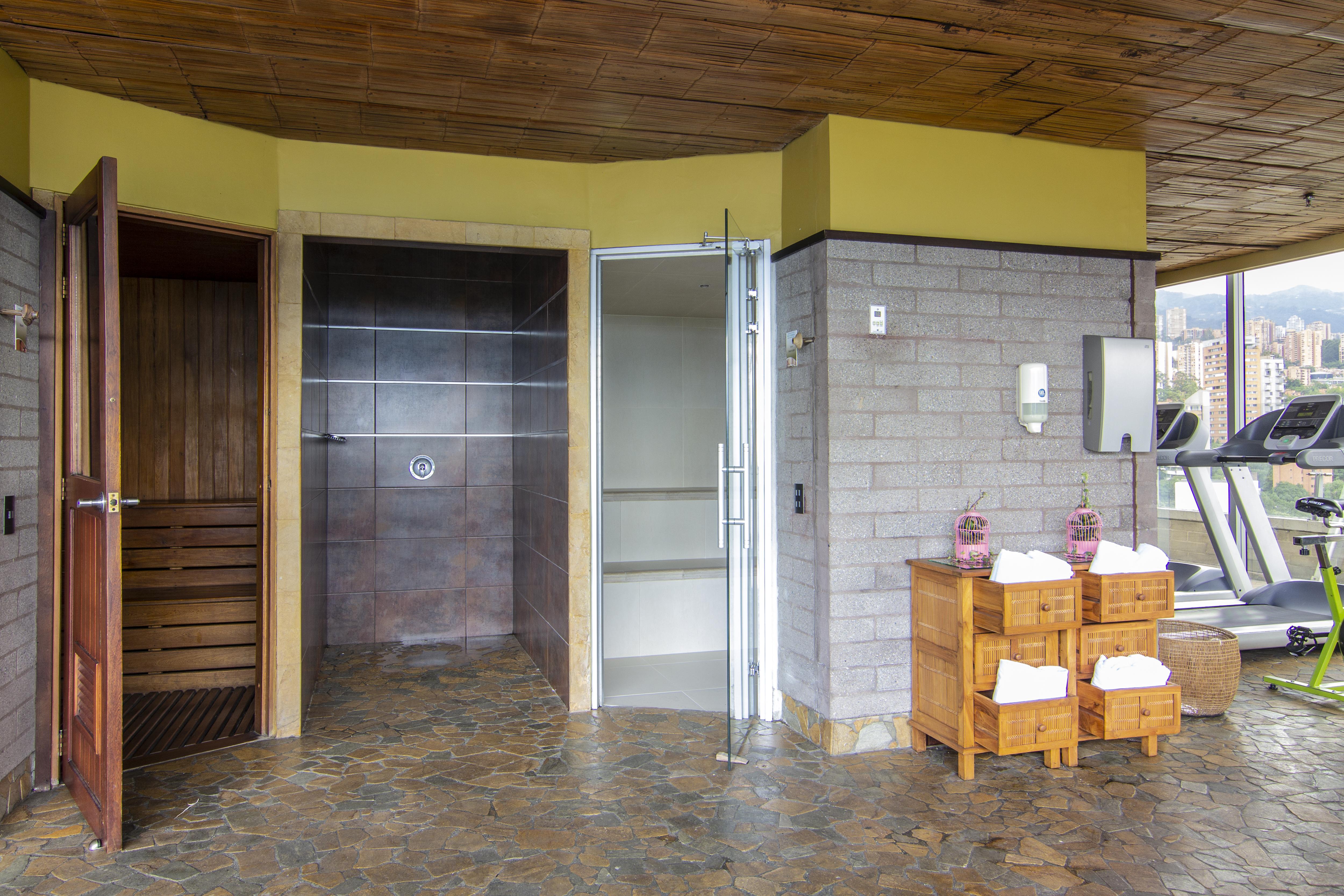 Diez Hotel Categoria Colombia Medellin Exterior photo A shower door