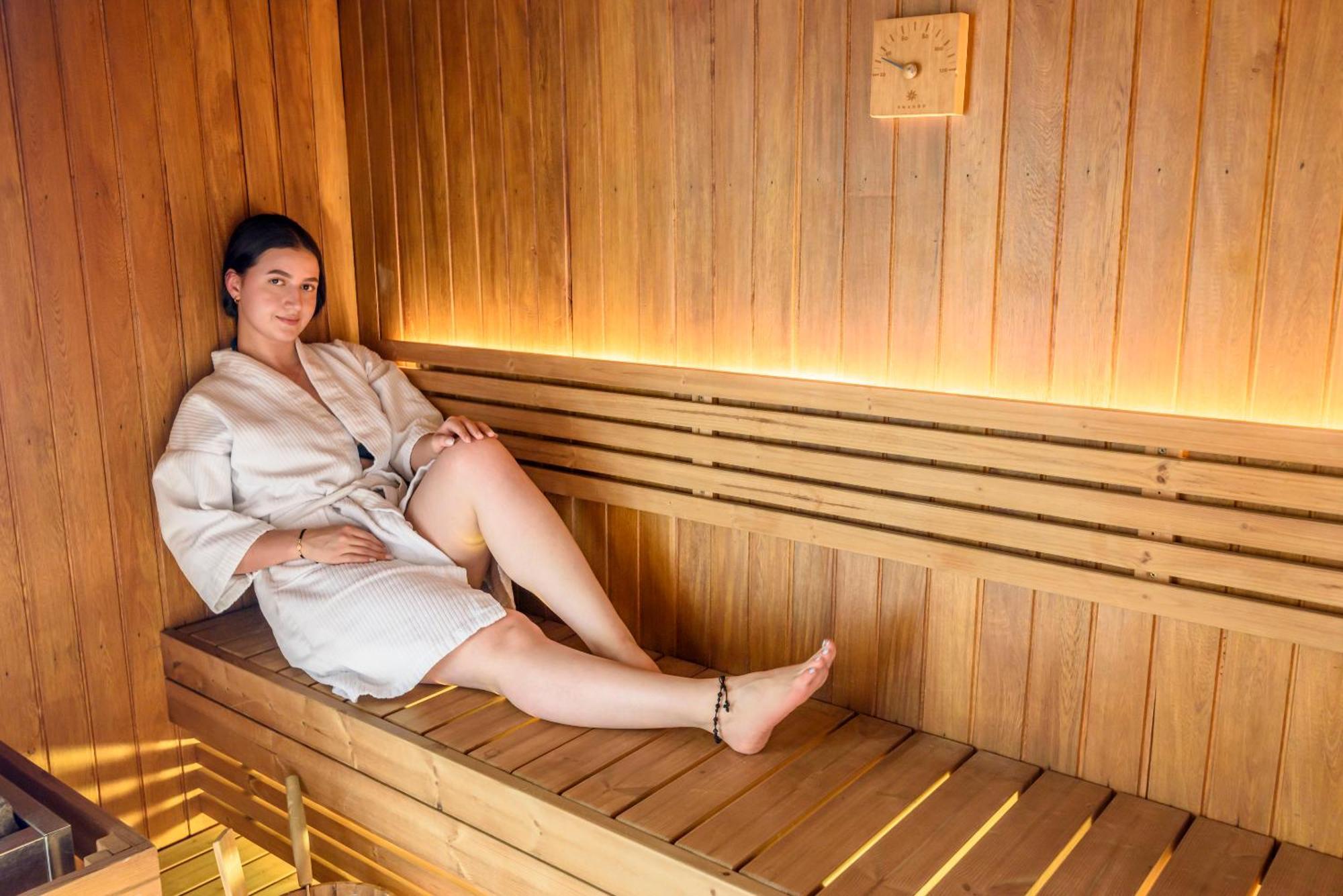 Diez Hotel Categoria Colombia Medellin Exterior photo A woman in a sauna