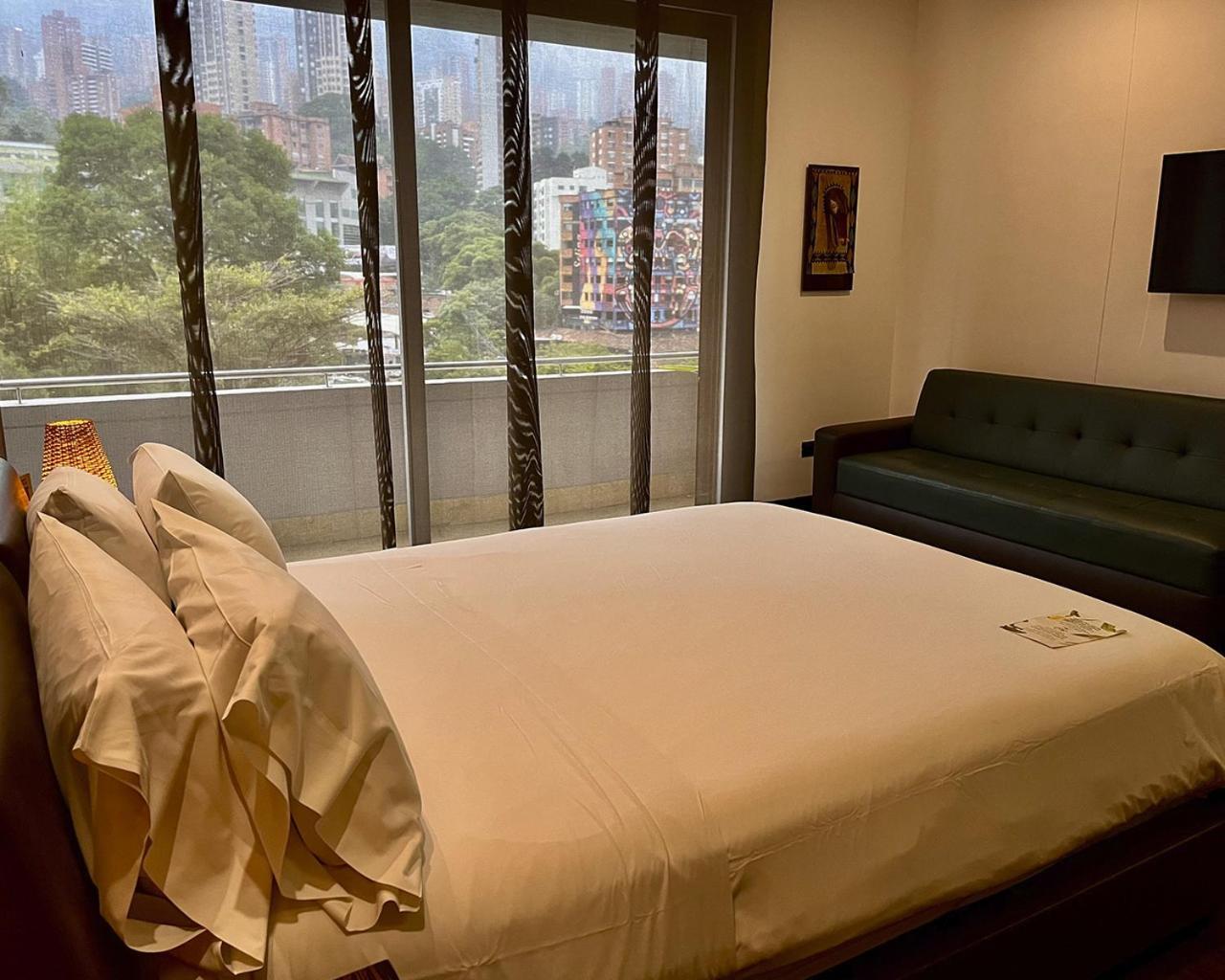 Diez Hotel Categoria Colombia Medellin Exterior photo A bedroom in the hotel