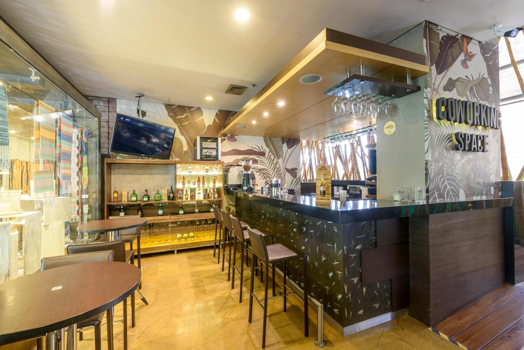 Diez Hotel Categoria Colombia Medellin Exterior photo The bar at the hotel