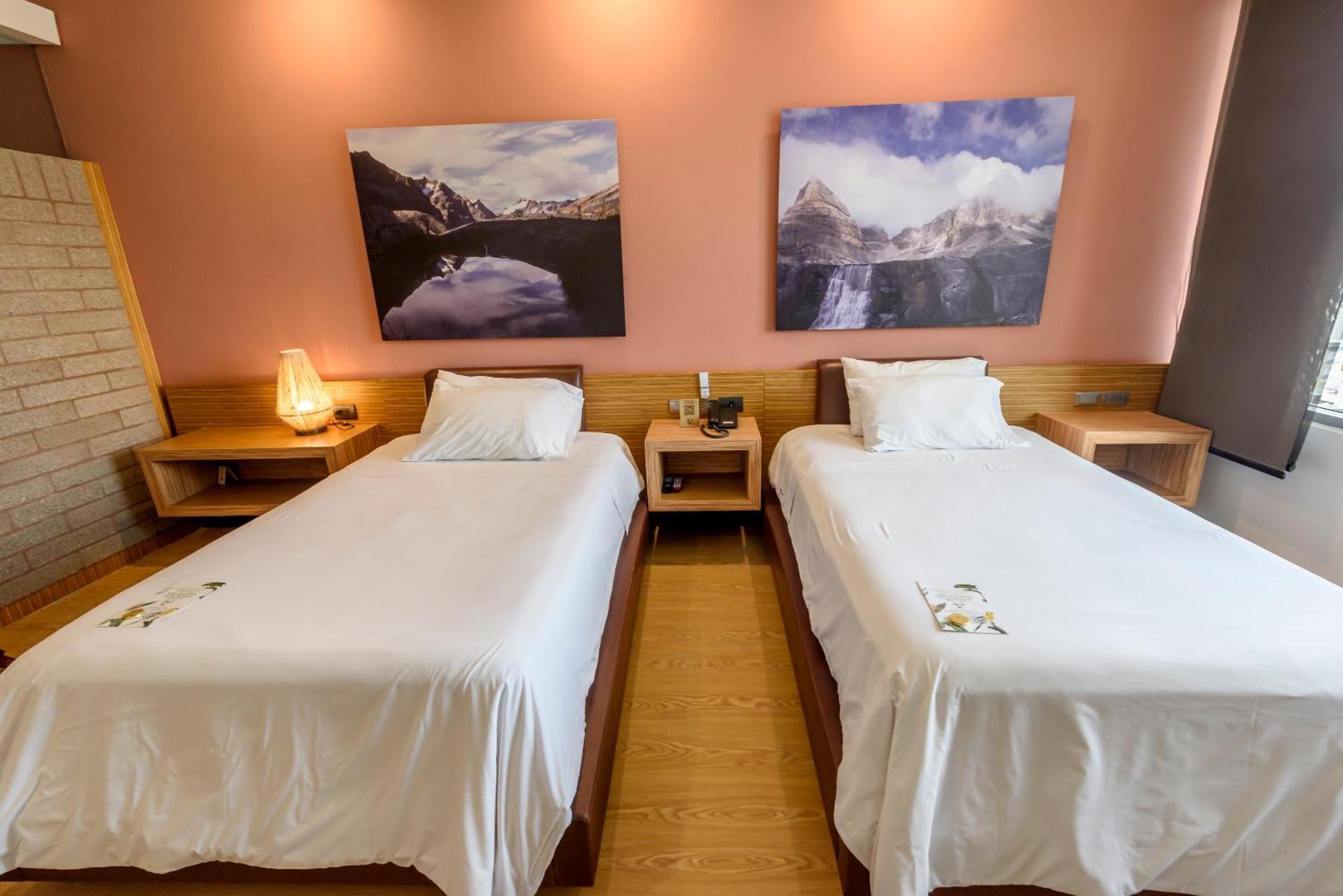 Diez Hotel Categoria Colombia Medellin Exterior photo A room at the hotel