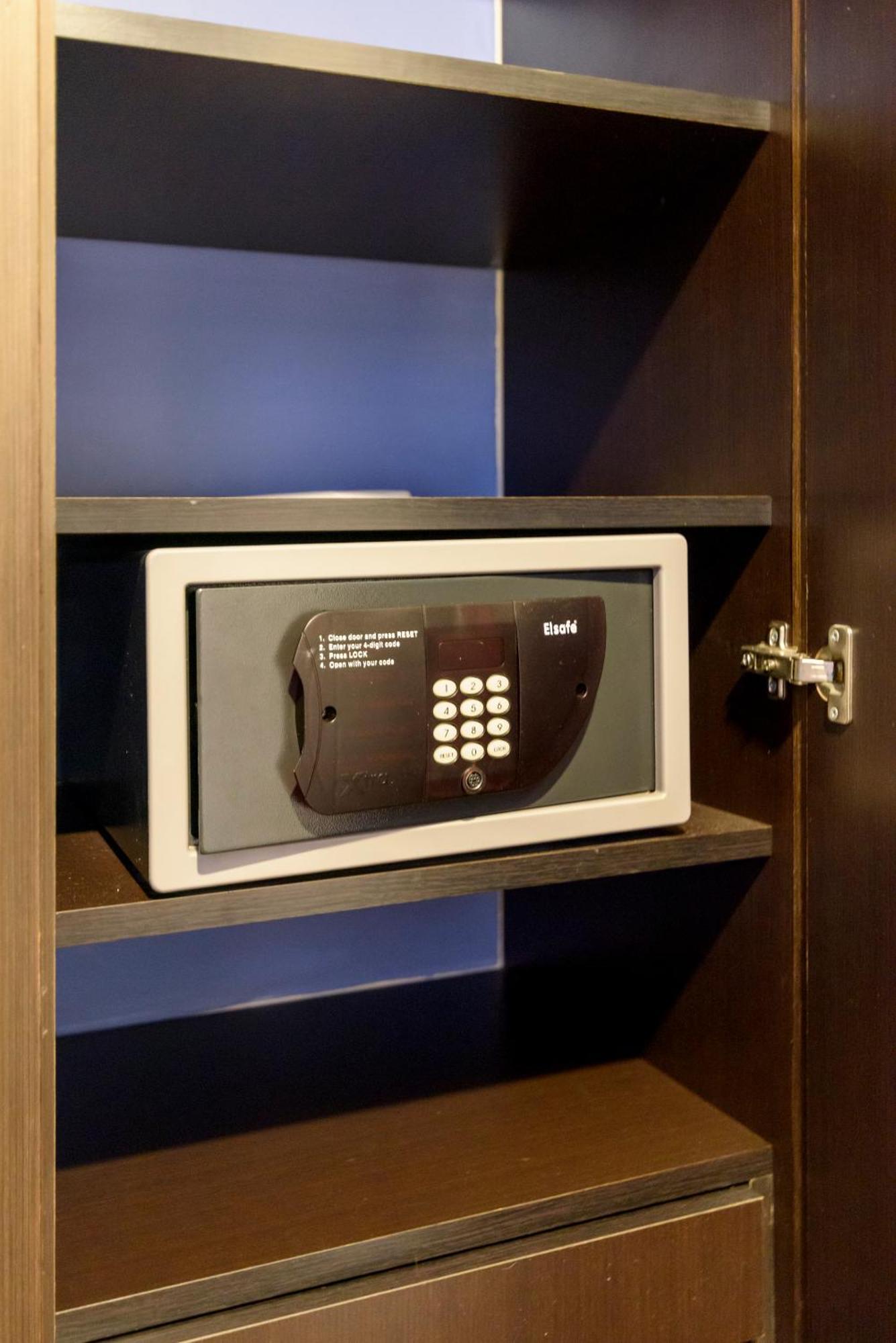 Diez Hotel Categoria Colombia Medellin Exterior photo A safe in a hotel room