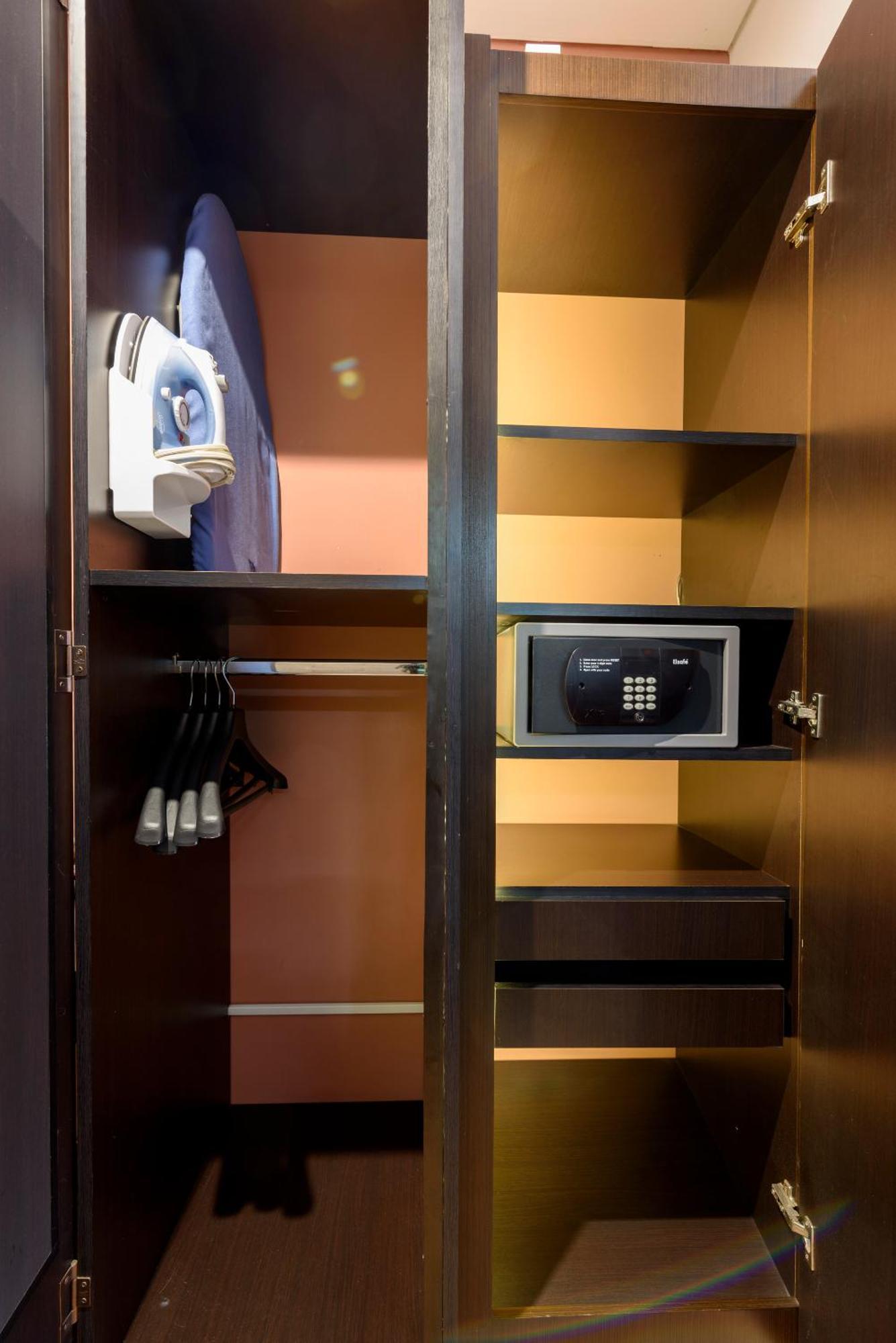 Diez Hotel Categoria Colombia Medellin Exterior photo A safe in a hotel room