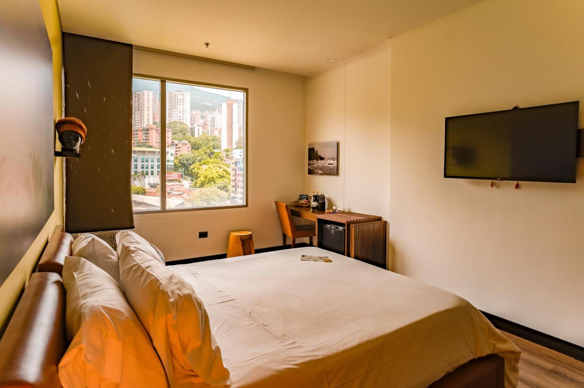 Diez Hotel Categoria Colombia Medellin Exterior photo A room at the hotel