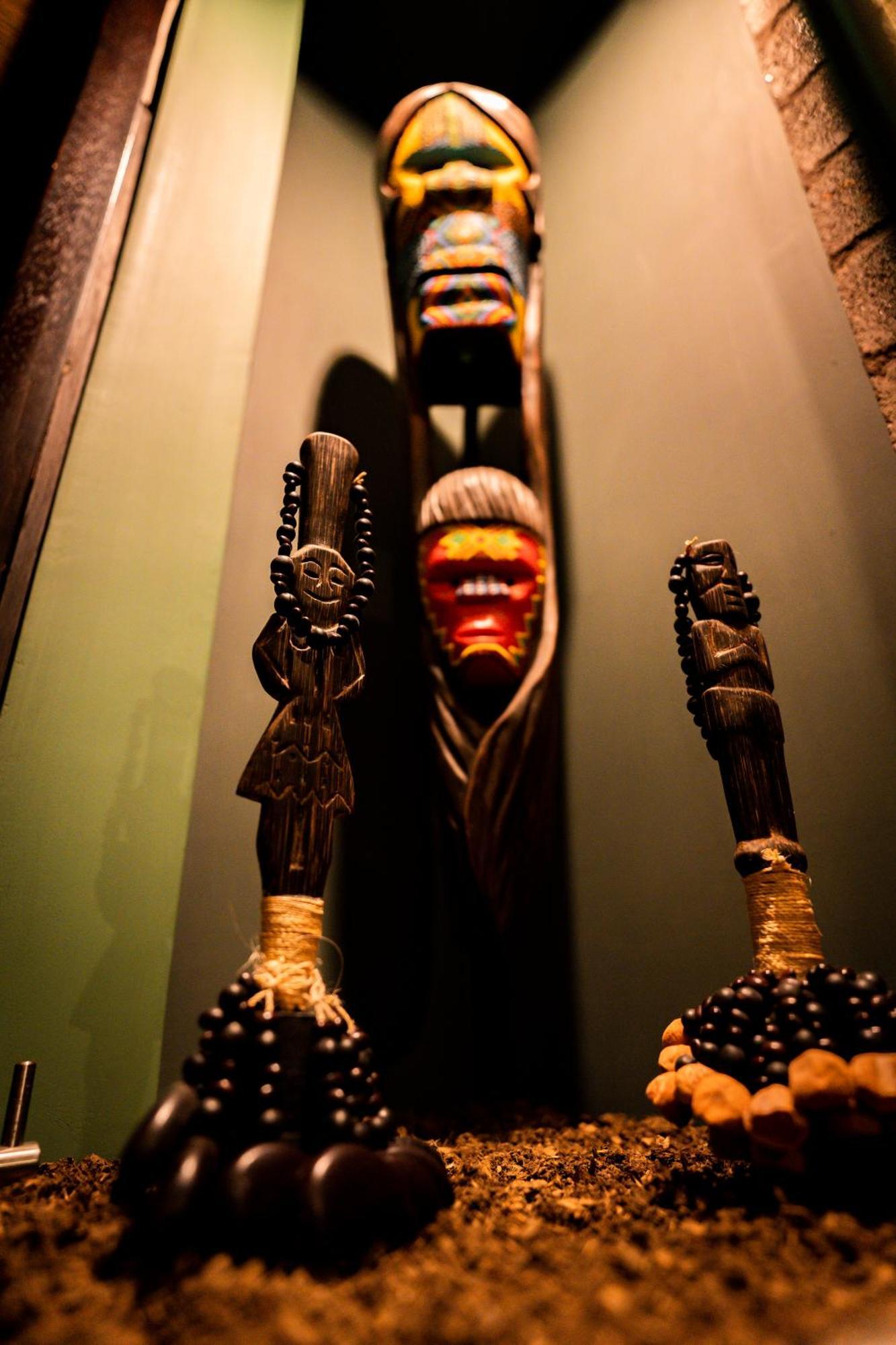 Diez Hotel Categoria Colombia Medellin Exterior photo A Voodoo priest